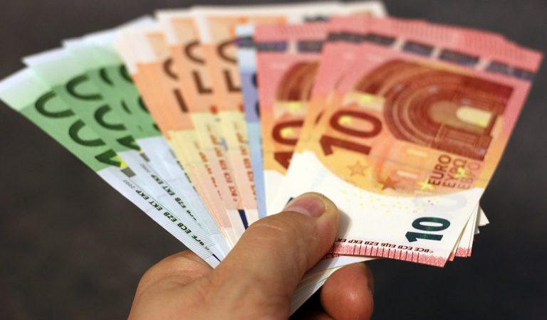 Chorwacja i Bułgaria chcą przystąpić do strefy Euro. W Polsce euro tylko się straszy.