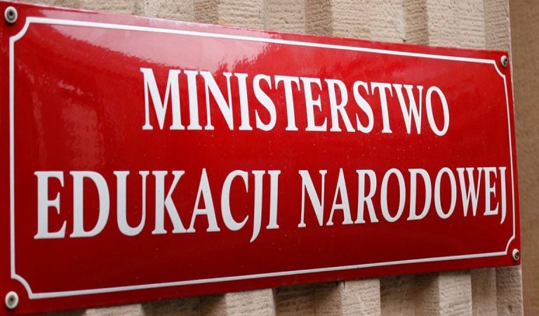 Dla nauczycieli brakuje 8,6 mln zł, a ministerstwo sprawiedliwości 24 mln zł wydało na kamizelki z logo.