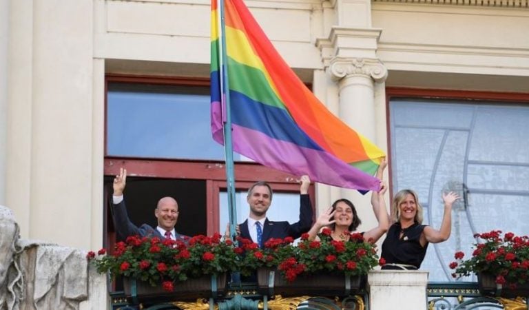 Czeski Ratusz w Pradze zawiesił tęczową flagę – zaczyna się “Festiwal Dumna Praga”