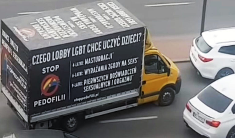 Samochód fundacji Godek obklejony reklamami obrażającymi osoby LGBT, został zatrzymany przez warszawiaków na ulicach miasta.
