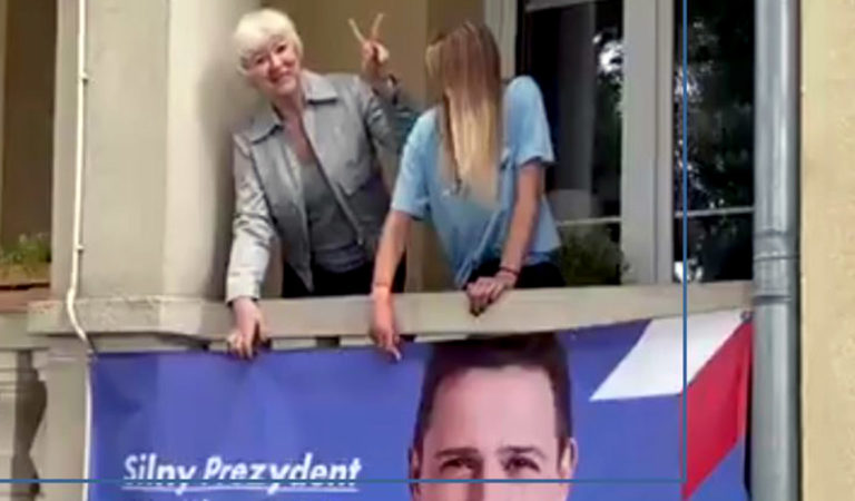 Kaczyński będzie mógł podziwiać piękny baner przez okno swojego domu