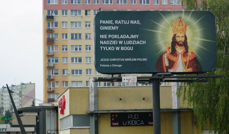 Chrystus w amerykańskich reklamach na polskich osiedlach. Polonia z USA nawraca Polaków.