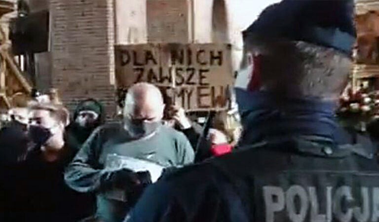 Protestujący masowo “wbili” do Katedry w Poznaniu i przerwali mszę. Ksiądz wezwał policję.
