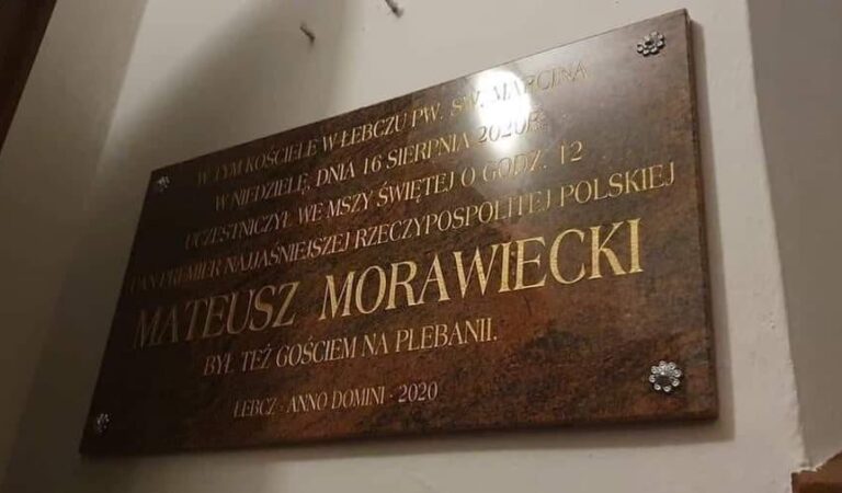 Morawiecki uhonorowany przez proboszcza tablicą pamiątkową, bo był na mszy i odwiedził plebanię.