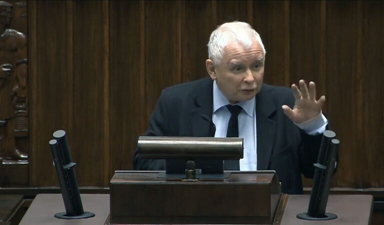 Kaczyński zaatakował w sejmie. “zdejmijcie te błyskawice essmańskie… macie krew na rekach” Pełne nagranie.