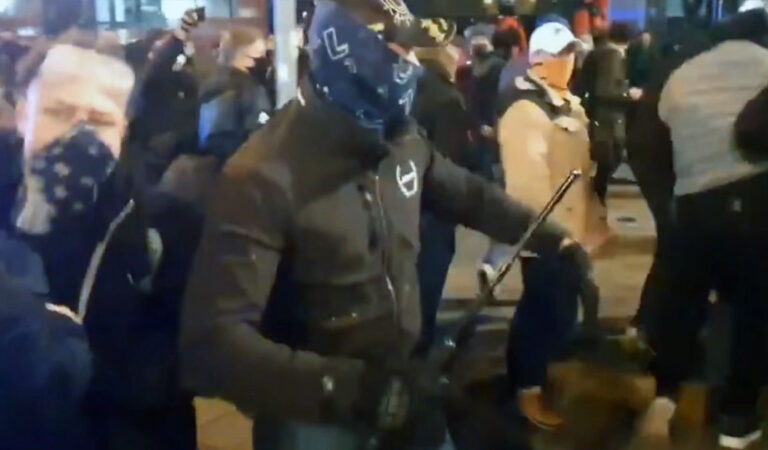 Skandalicznie niska kara dla policjanta, który pałował manifestantów metalową pałką