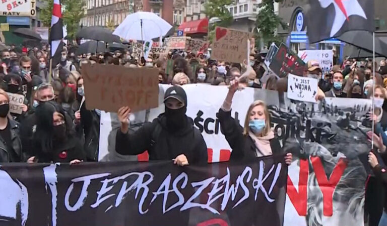 Media rosyjskie: strajki kobiet w Polsce są efektem bumerangowym. “Białoruski scenariusz” nie zadziałał.