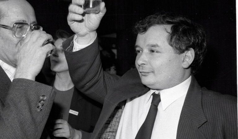 Kaczyński zażądał dostępu do wódki w imieniu Polaków, bo w życie miała wejść prohibicja po 19-stej.