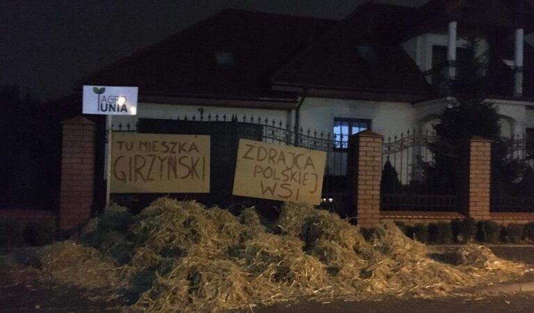 Rolnicy wysypali stos słomy pod domem Girzyńskiego. “Zdrajca polskiej wsi”