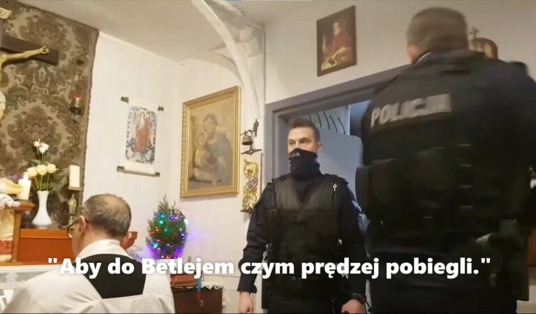 Duchowni wezwali Policję, bo ksiądz za głośno śpiewał kolędy [VIDEO]