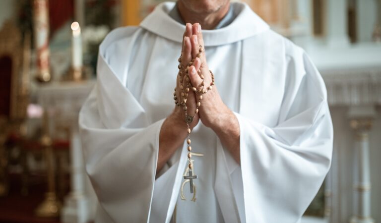 Księża kapelani dostają prawie 70 000 PLN za odprawianie mszy i “inne akcje charytatywne” !