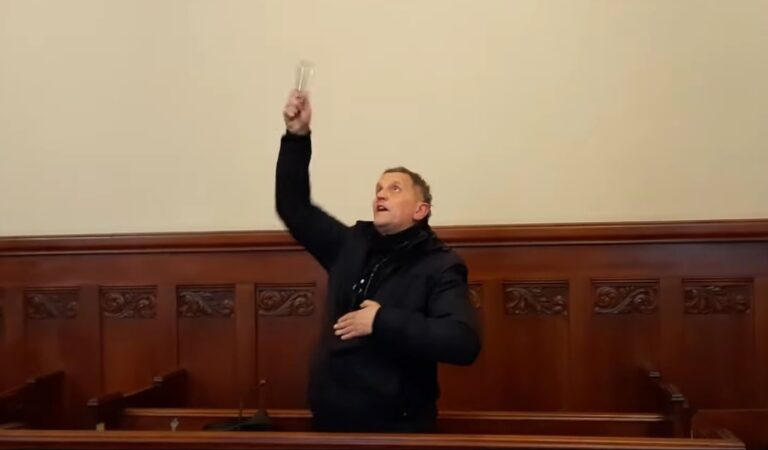 Ksiądz Woźnicki dostał ataku histerii na sali sądowej [VIDEO]