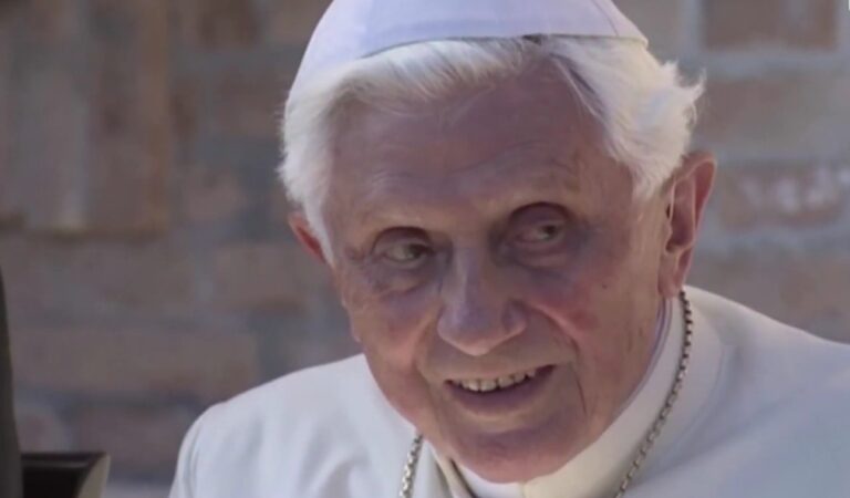 List Benedykta XVI do Polaków. “Kwitnie u was to, co w Niemczech już dawno zwiędło”