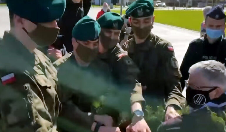 Pod pomnikiem smoleńskim użyto wojska przeciwko Babci Kasi oraz innym protestującym osobom