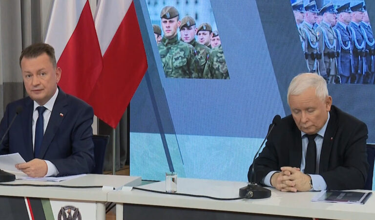 Jarosław Kaczyński zasypia na konferencji [VIDEO]