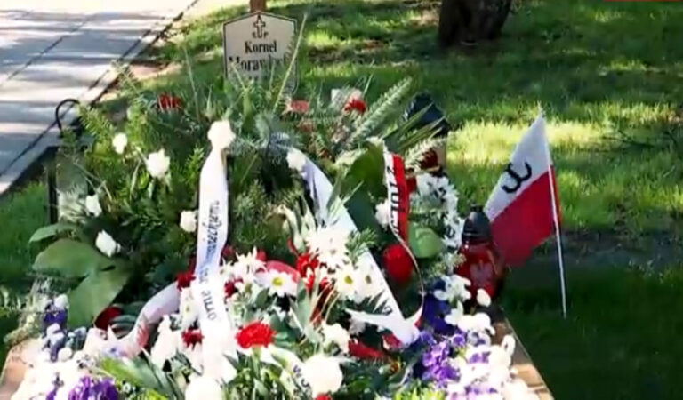 Kornel Morawiecki ma tymczasowy grób 2 lata po śmierci. Burza w sieci