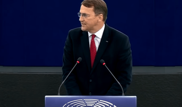 Radosław Sikorski zgrillował Morawieckiego w Parlamencie Europejskim [VIDEO]