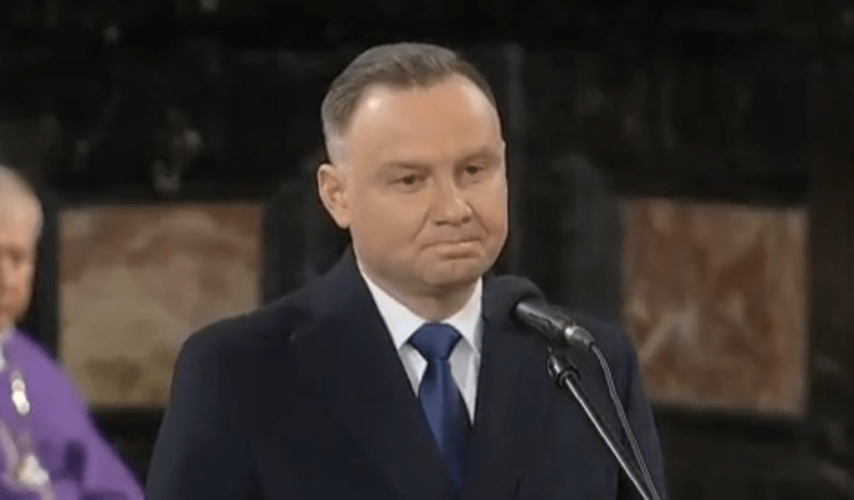 Andrzej Duda przywitał uroczyście… samego siebie. “Szanowny Panie Prezydencie z małżonką” [VIDEO]