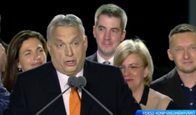 Orban śmieje się w dniu ludobójstwa dokonanego przez Rosjan w Buczy [VIDEO]