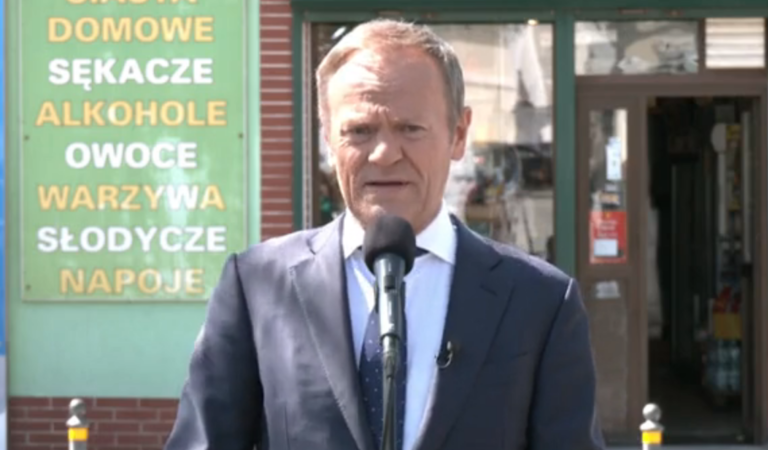Donald Tusk dosadnie zgasił pracownicę TVP INFO [VIDEO]