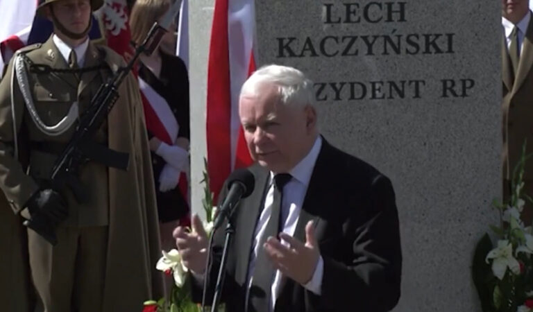 Jarosław Kaczyński głośno powitany w Tarnowie.  “Sp*****j dziadu!” [VIDEO]