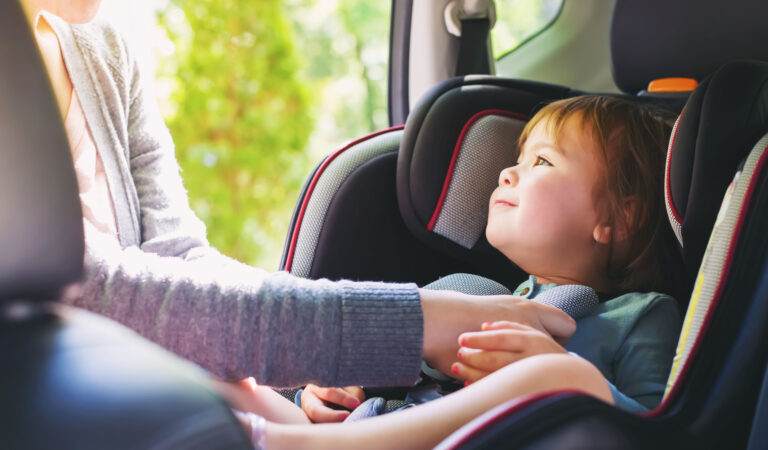 Co wpływa na bezpieczeństwo dziecka w samochodzie?