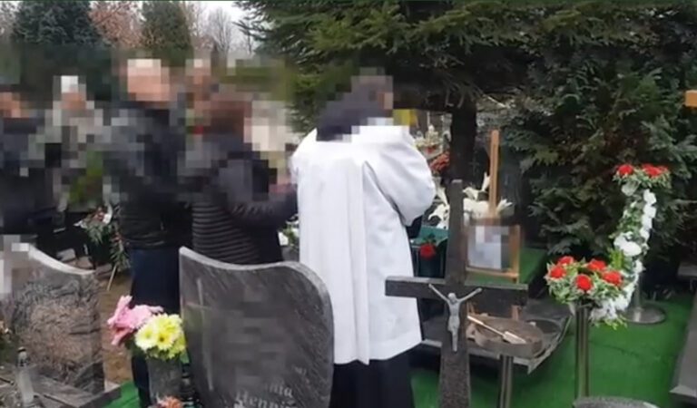 Makabra w Gdańsku. Pijany ksiądz upadł na grób podczas pogrzebu [VIDEO]