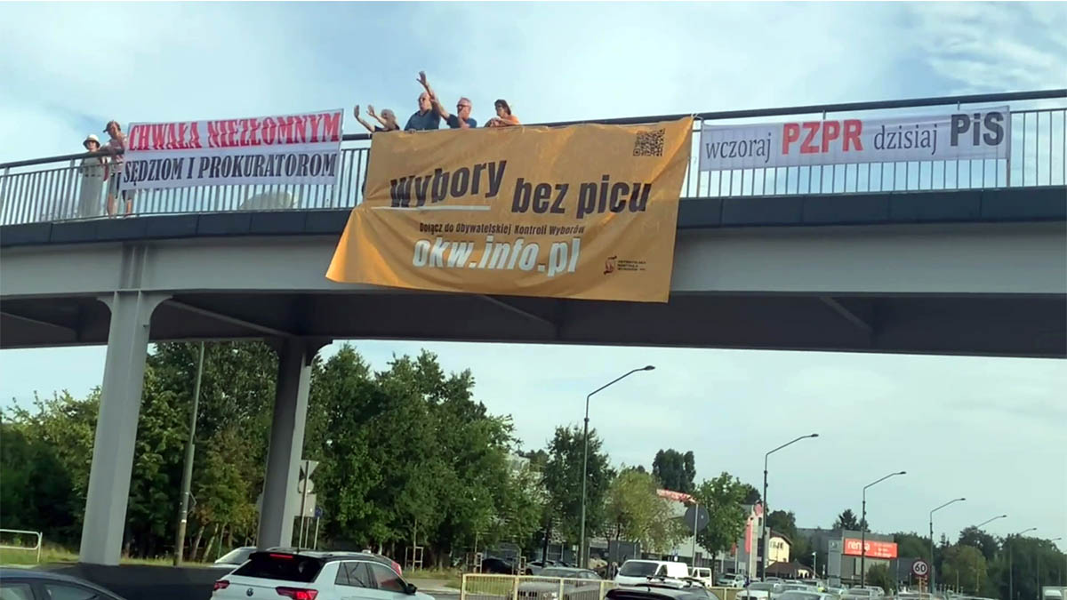 Spontaniczna akcja obywatelska w obronie uczciwości wyborów, nad ulicą Puławską w Warszawie